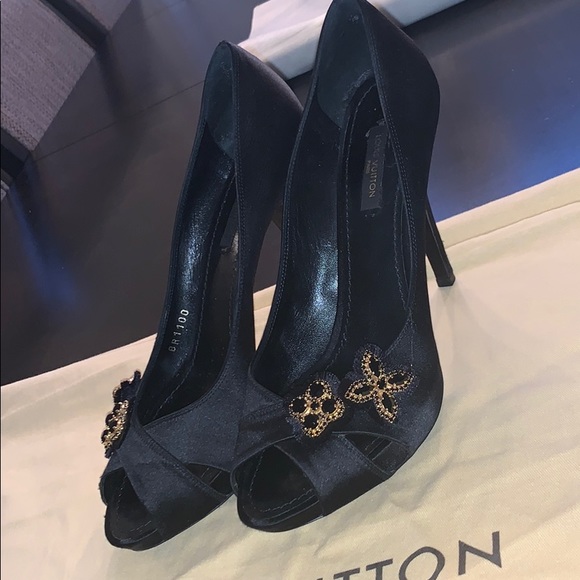 Louis Vuitton satin embellished peep-toe pumps! - Picture 1 of 13